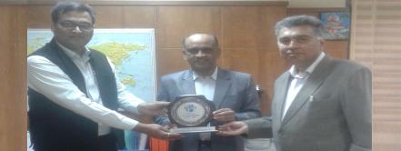 Hon&#39;ble Dr. GN Singh, Drug Controller General of India presented a Momento by IGMPI on the launch of our Computer System Validation (CSV) programme